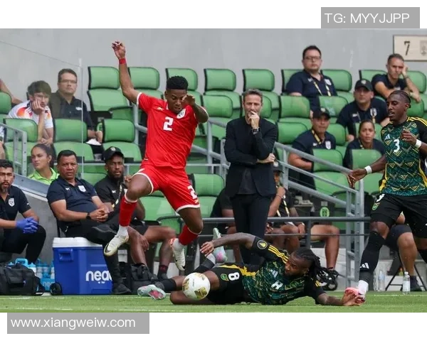 足球明星化身普通人街头探险揭秘真实生活与球场风采的反差魅力